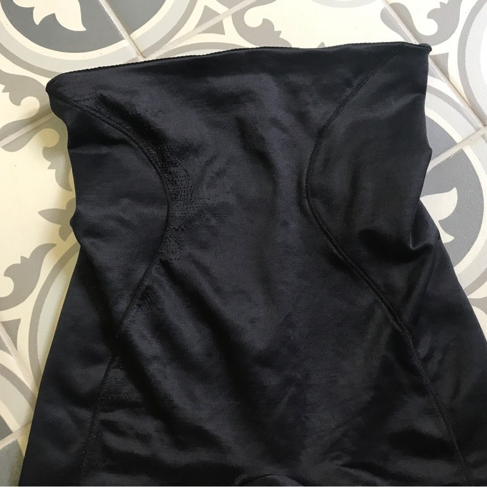 Maidenform Flexeees High Waist Thigh Slimmer (M) - Picture 3 of 11